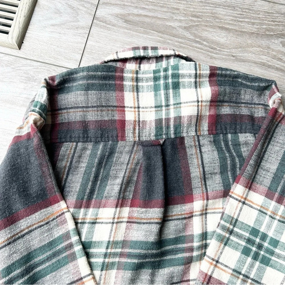 American Eagle Cropped Button Up  Flannel - Picture 13 of 13